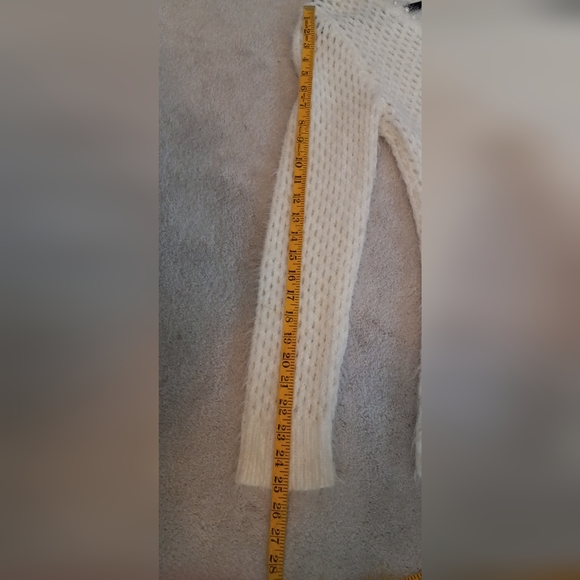 Sky's the Limit Cashmere-look Cream color Women's V-Neck Sweater Size Medium - Picture 10 of 10